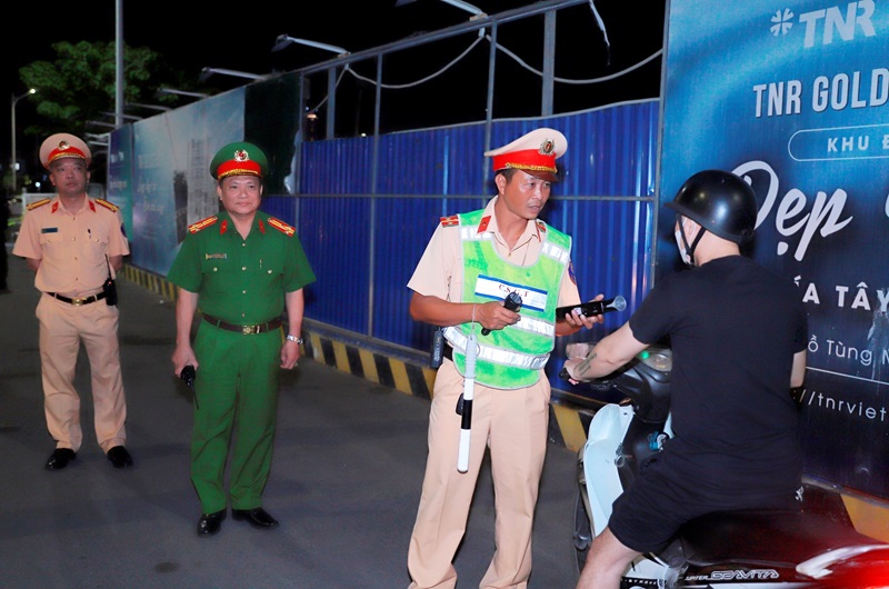 Công an quận Hồng Bàng phối hợp kiểm tra, xử lý 13 trường hợp vi phạm nồng độ cồn